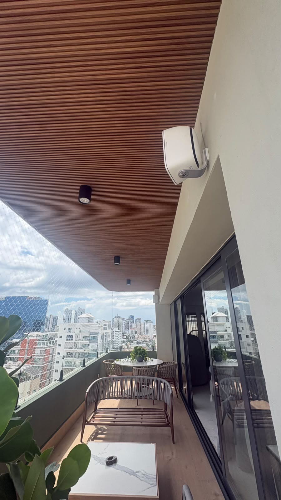 Louver de madera en techo de balcón, Santo Domingo